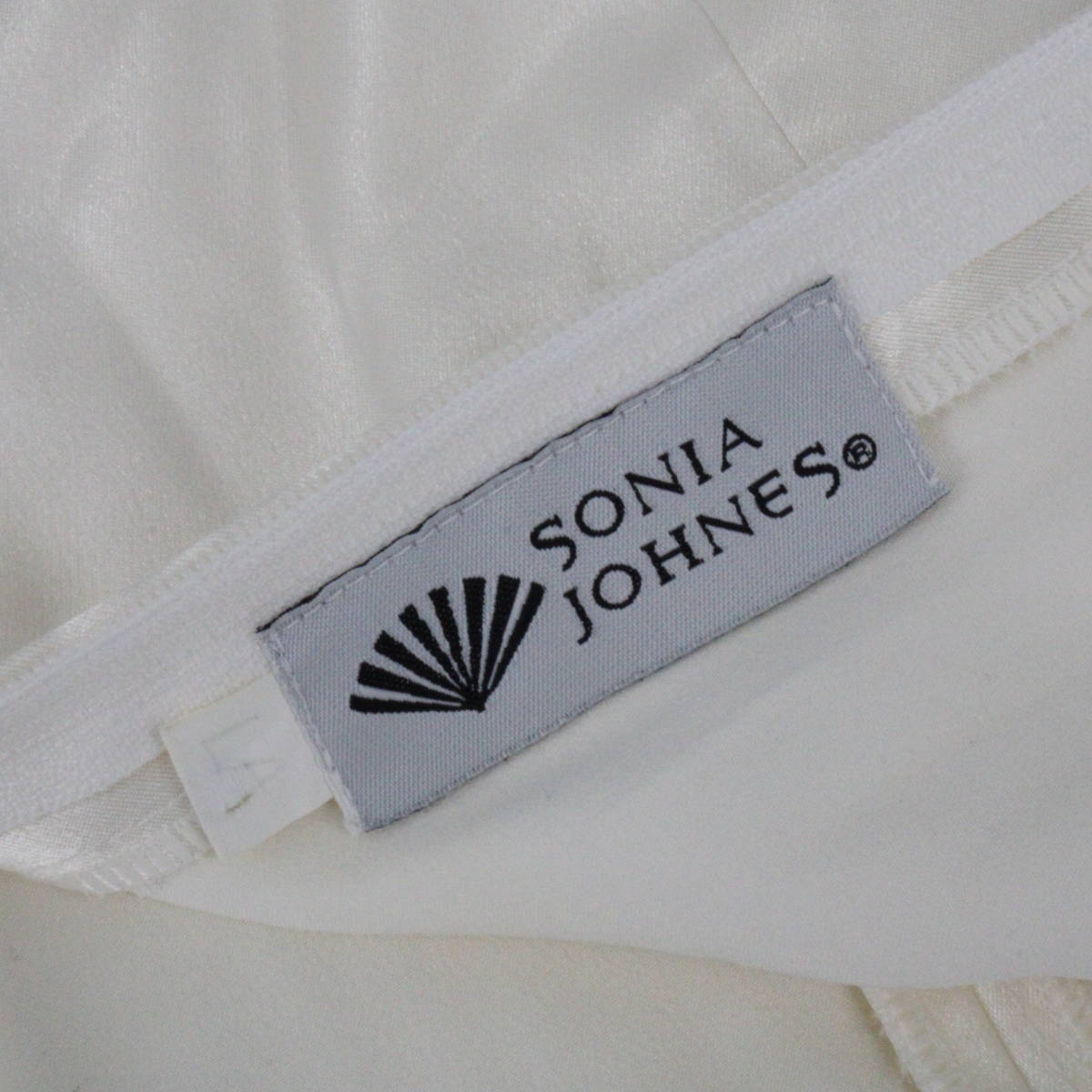 『送料無料』【美品 フラメンコ衣装】光沢パールホワイト×豪華フリル SONIA JOHNES ソニアジョーンズ ファルダ 大きく広がる裾 スカート_画像10