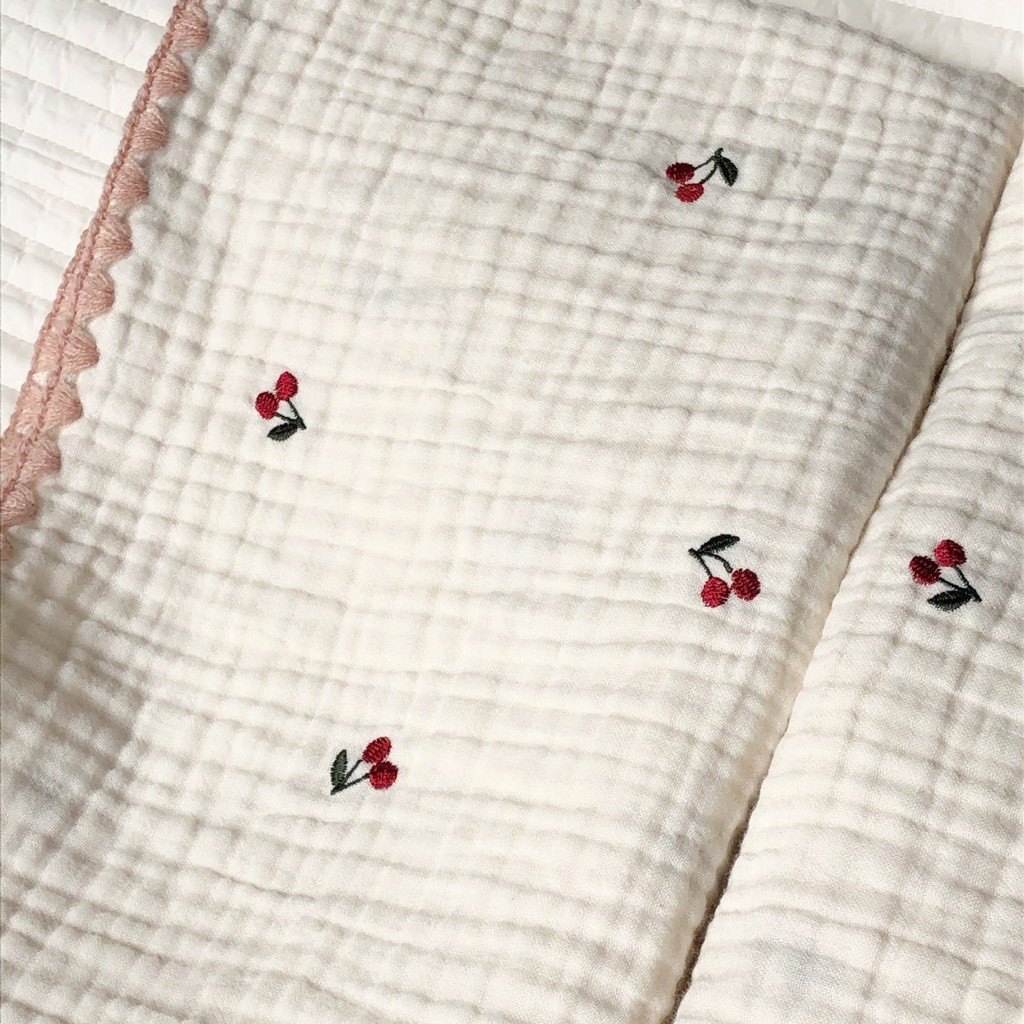 さくらんぼレッド刺繍3重ガーゼブランケット　韓国イブル　おくるみ　70×90cm_画像5
