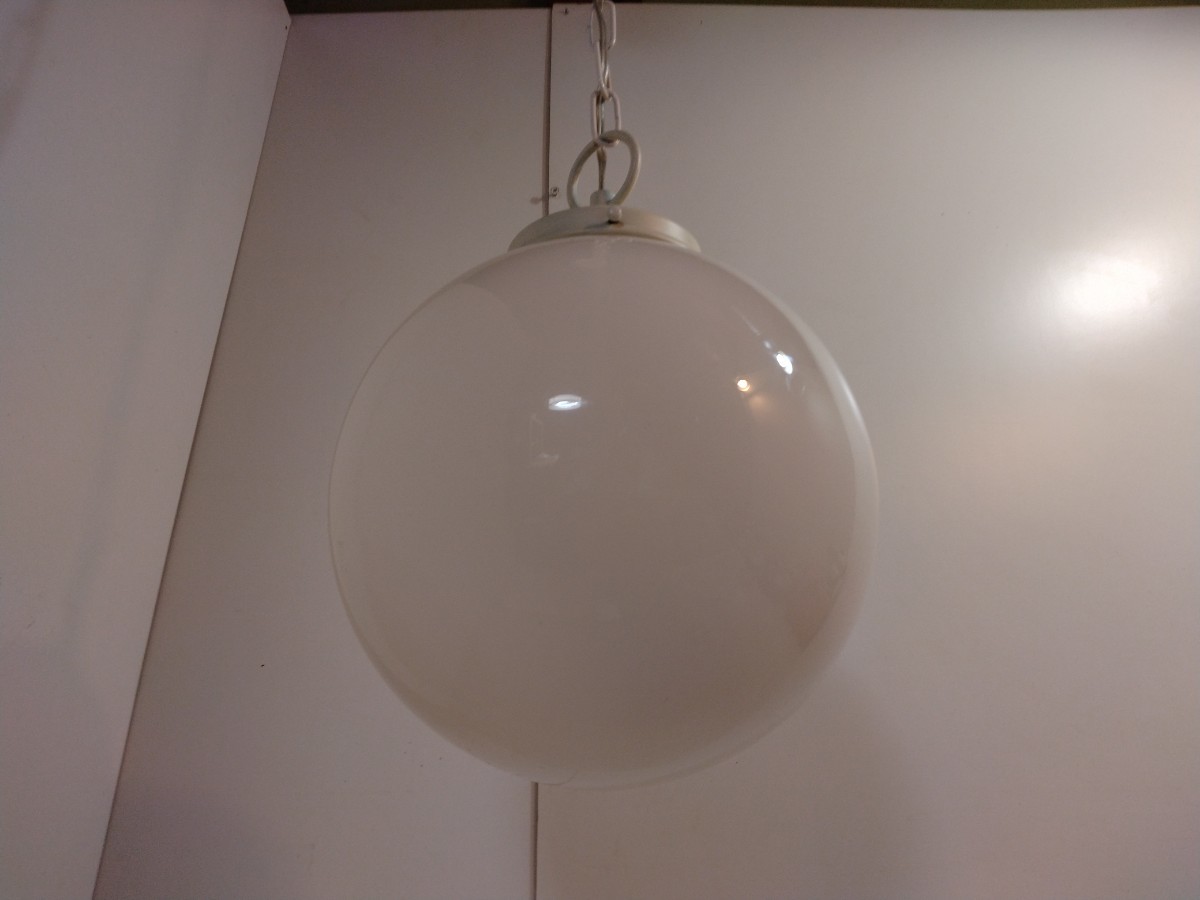 0313-4 洋館スタイル／ミルクガラス／乳白色ガラス／球体型／金具ホワイト／吊り下げペンダントライト⑧ 直径約24cm