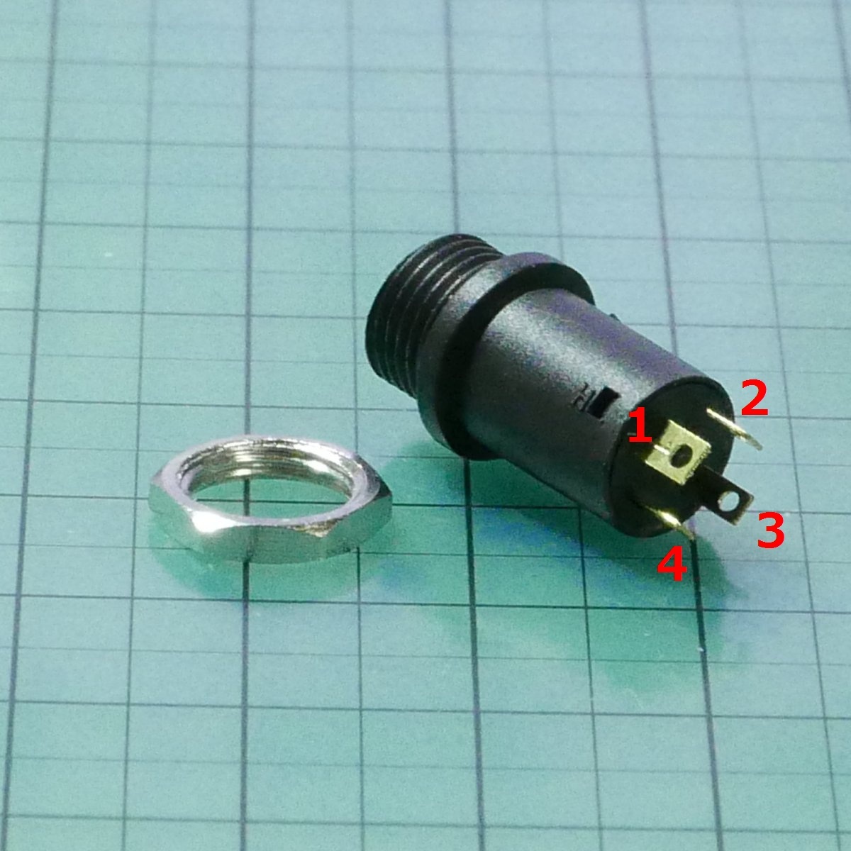 3.5mmステレオミニプラグ用 4極 メス パネル用ジャック ネジ径8mm（マイク・イヤホン） _画像3