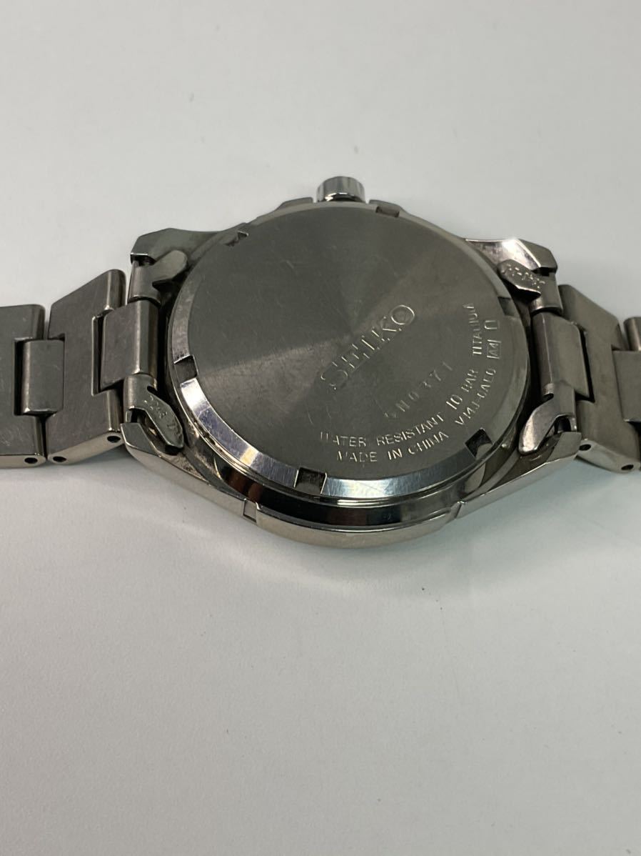 D506-60◆ SEIKO セイコー ソーラー Ｖ14J-0AE0 シルバー×ブラック文字盤 腕時計 ケース 箱あり ベルト壊れ （稼働品）_画像5