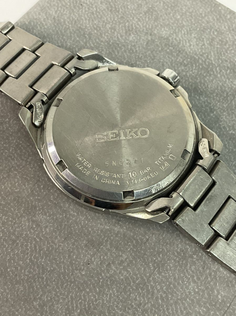 D506-60◆ SEIKO セイコー ソーラー Ｖ14J-0AE0 シルバー×ブラック文字盤 腕時計 ケース 箱あり ベルト壊れ （稼働品）_画像2