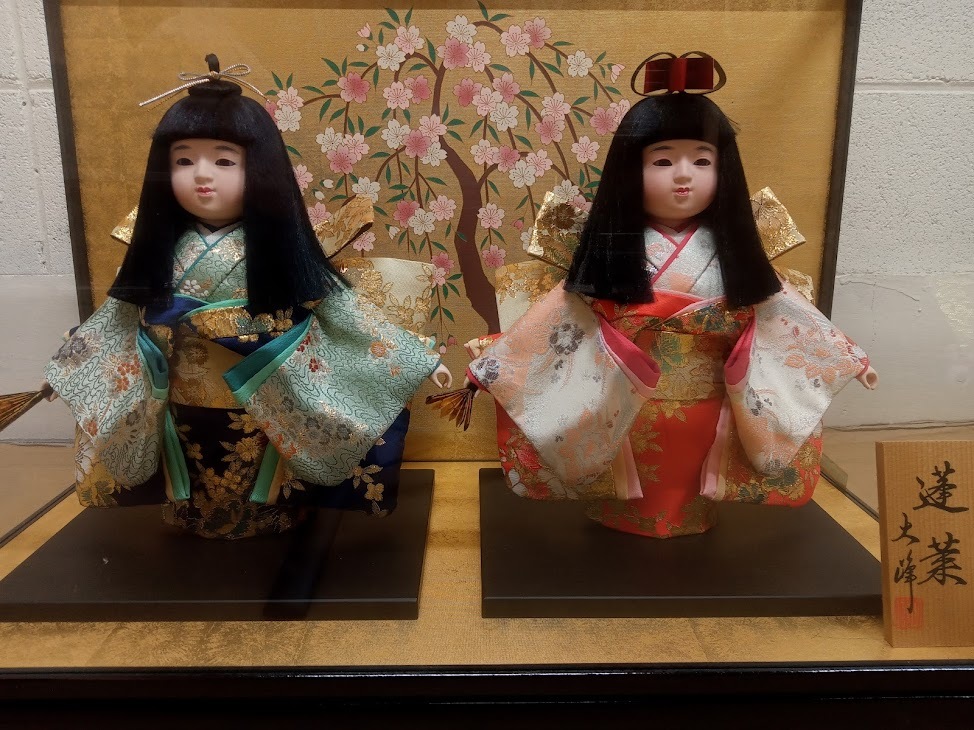 ▽ 市松人形 / 二人 蓬莱 大峰 作 8号 日本人形 女の子 立位人形 抱き人形 ガラスケース付_画像2