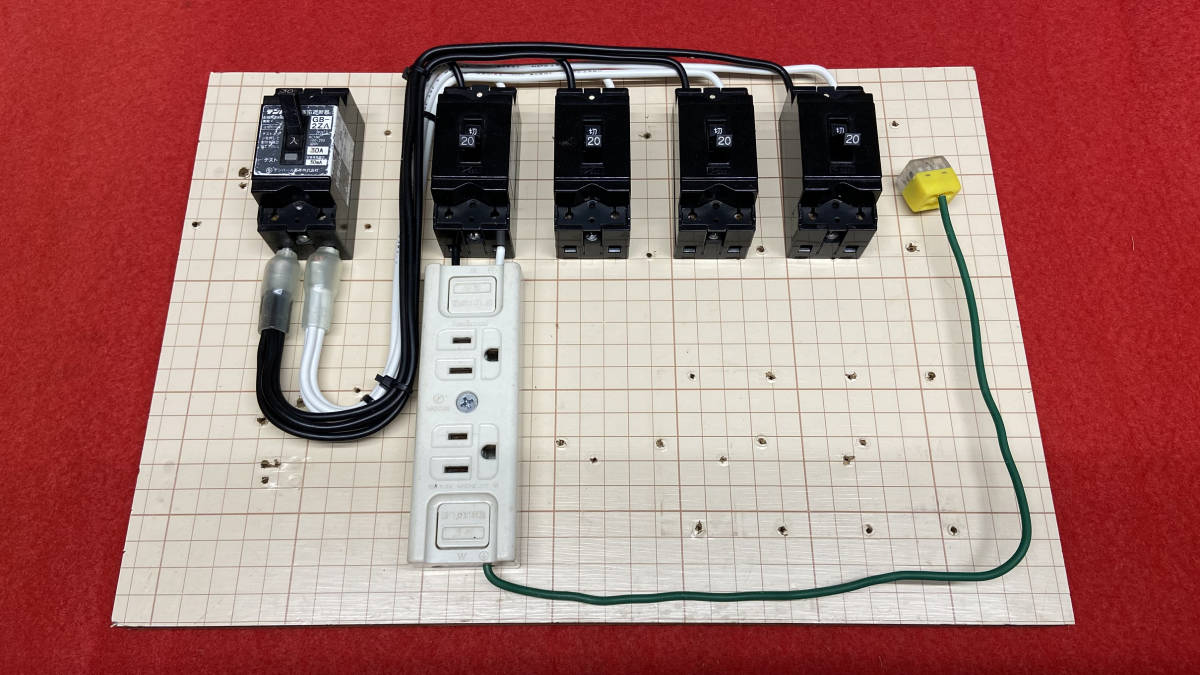 仮設用　分電盤 漏電ブレーカ2Ｐ(電源2線)30A　４回路　 部品中古 L-11-2_画像1