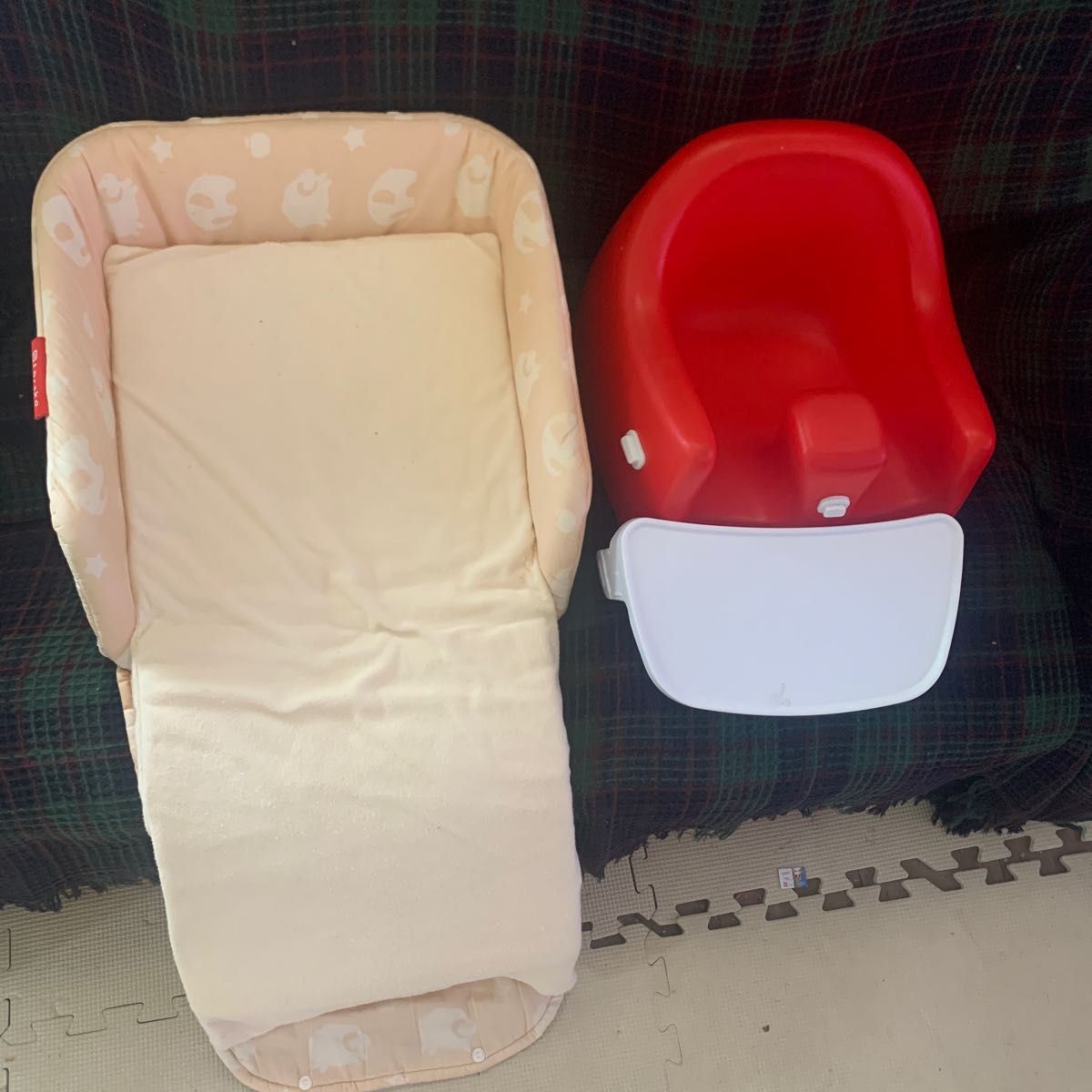 ファルスカ ベッドインベッドフレックス と赤いベビー椅子セット　付き添い寝　カリブ　赤のテーブル付きバンボ