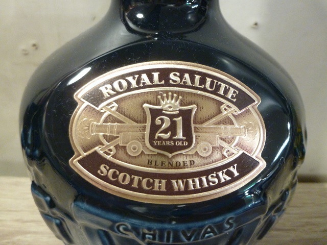 〓戸）ROYAL SALUTE ロイヤルサルート 21年 サファイアフラゴン 青 陶器 SCOTCH スコッチ ウイスキー 1360g 700ml 40% 箱 巾着袋 未開栓ξ_画像3