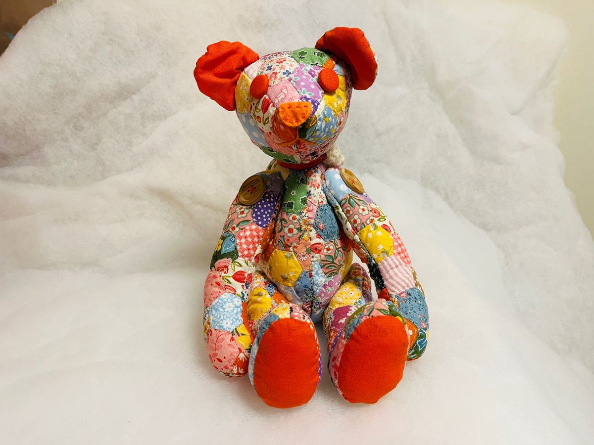 KARIKORICK BEARのマルチカラー ヘキサゴンパッチワークキルトの KARIKORICK BEARのマルチカラー ヘキサゴンパッチワークキルトの