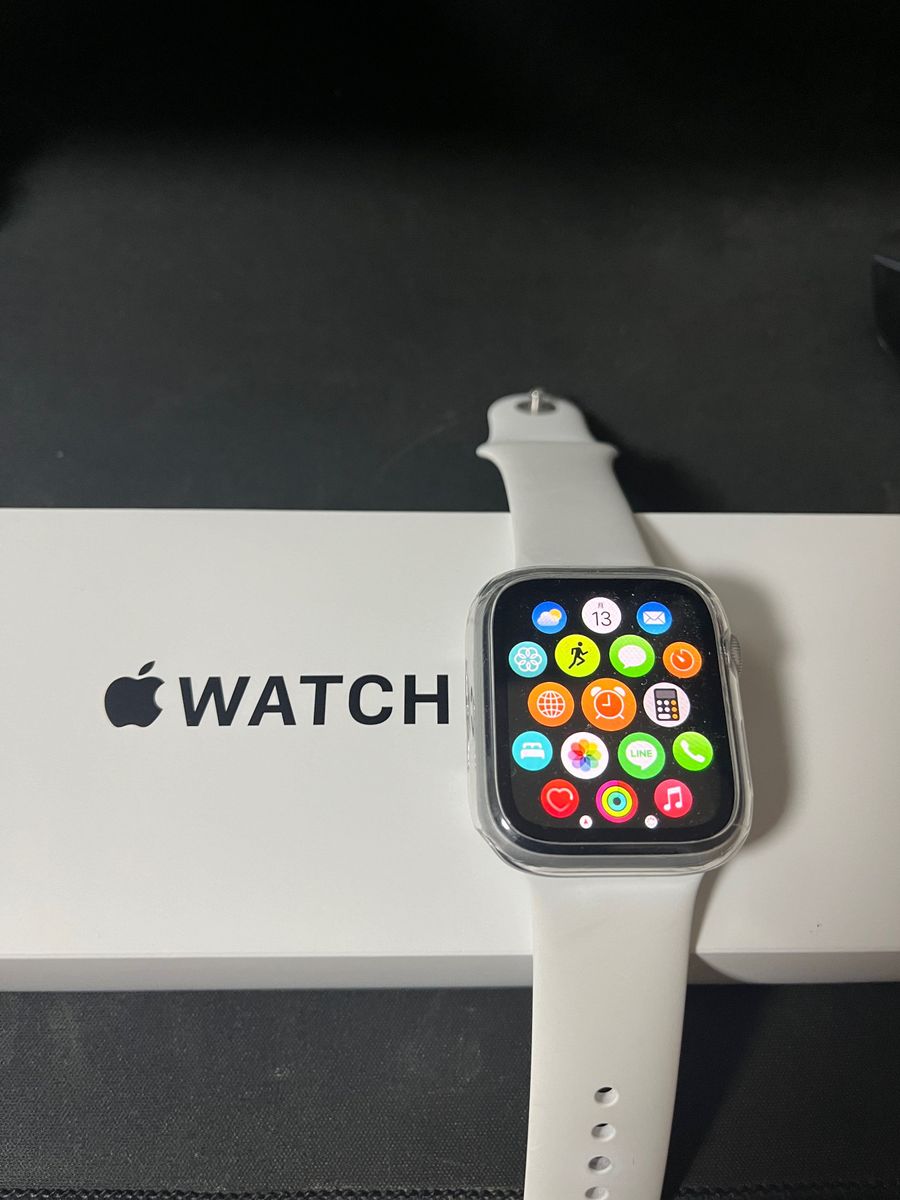Apple Watch SE GPSモデル 44mmシルバーアルミニウムケースとホワイト