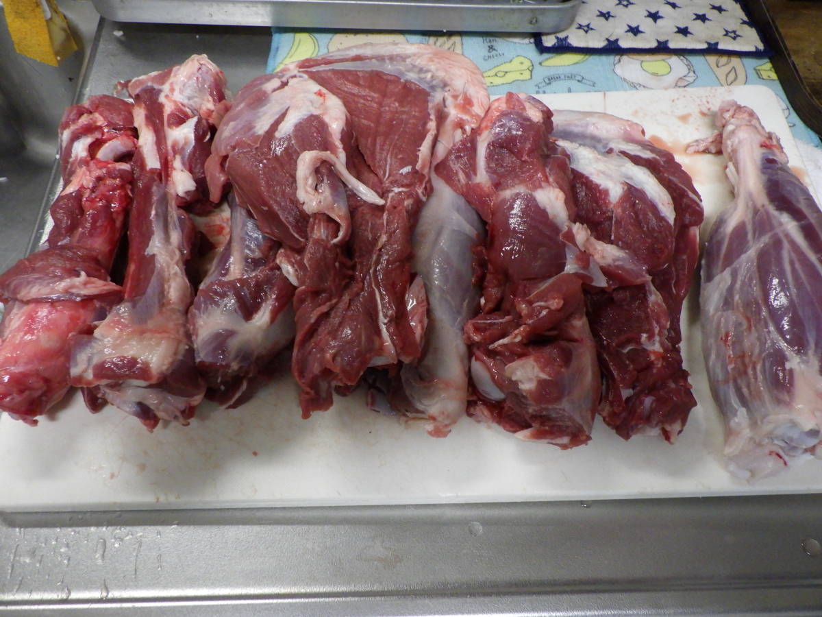 ★狩猟で捕獲したシカ(メス推定2~3歳)生肉(冷蔵)たっぷり肉の付いた前足や後ろ足等約5.9kgです_画像1