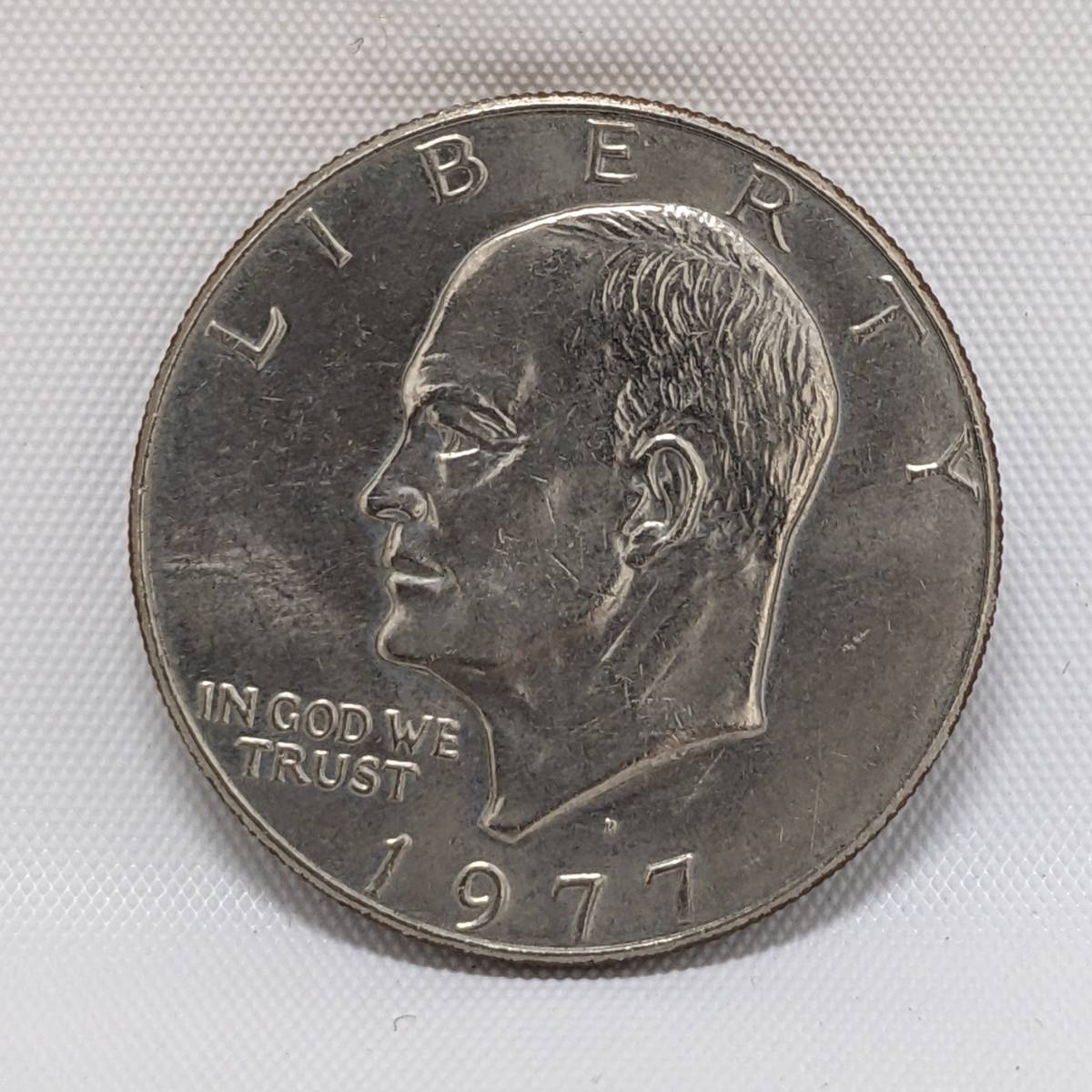 【823】アメリカ　コイン アイゼンハワー 旧1ドルコイン 1ドル硬貨　1977年_画像1
