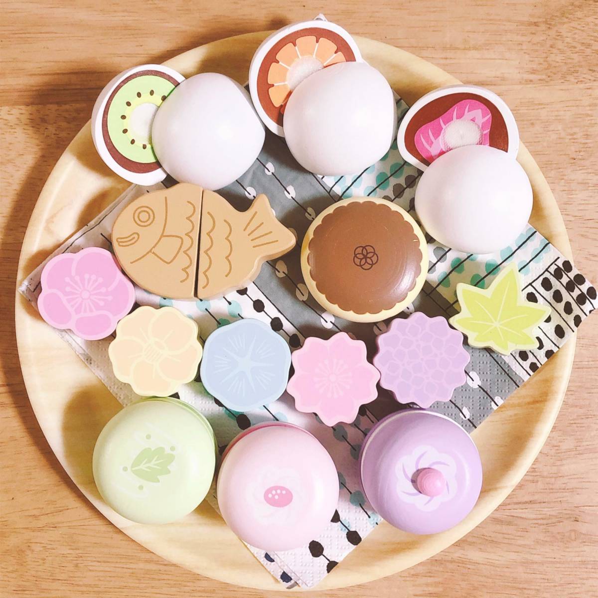  wooden toy miniature lovely wooden toy cake ma Caro n Japanese confectionery Shokugan .. sample mother garden kitchen playing house Lee men to