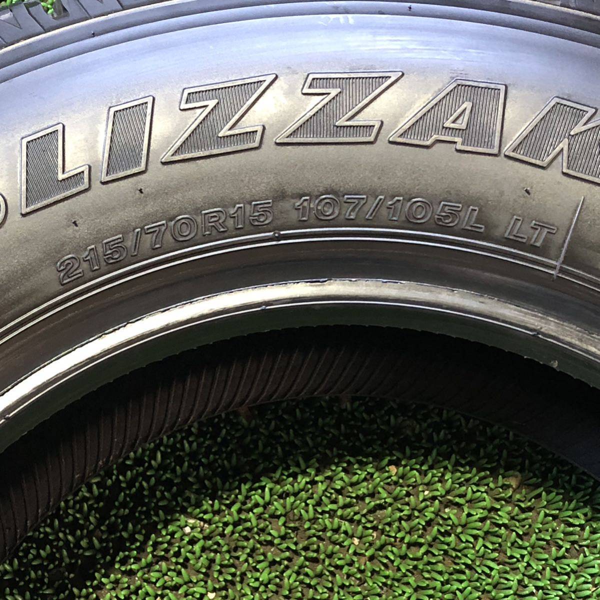 AE100-311 《冬タイヤ》ブリヂストン BLIZZAK W979 215/70R15 107/105L LT 【４本】ハイエース レジアスエース ボンゴバン等_画像8