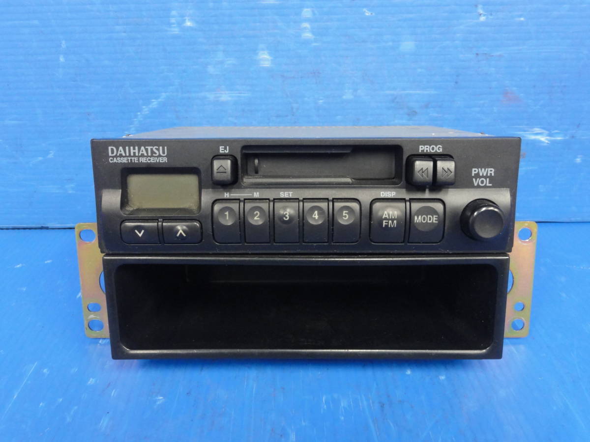 ☆ダイハツ　LE-S320V　ハイゼット　ラジオ　カセット　オーディオ デッキ　FM/AM　純正☆F26888_画像1