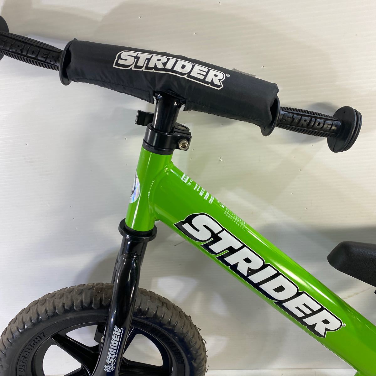 ストライダー STRIDER 12 日本正規品 バランスバイク STRIDER ストライダー ペダルなし自転車 グリーン ヘルメット 収納袋付き 中古_画像4