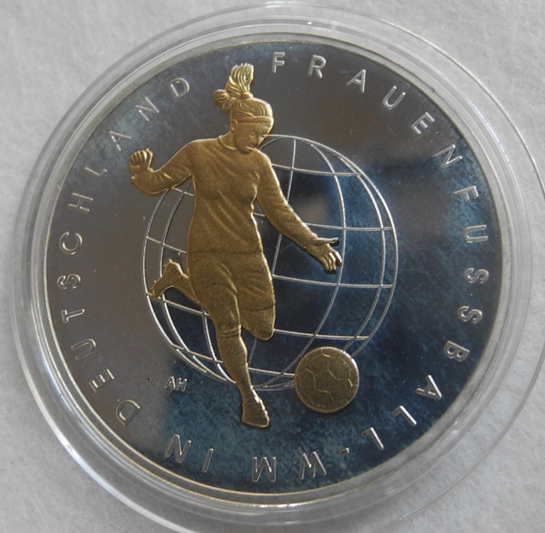 ドイツ 10ユーロ 記念銀貨 プルーフコイン 2011年 FIFA女子ワールドカップ サッカー 24金メッキ_画像1