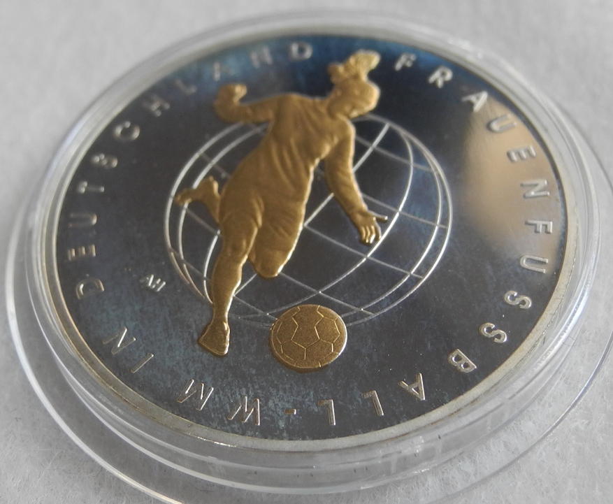 ドイツ 10ユーロ 記念銀貨 プルーフコイン 2011年 FIFA女子ワールドカップ サッカー 24金メッキ_画像2