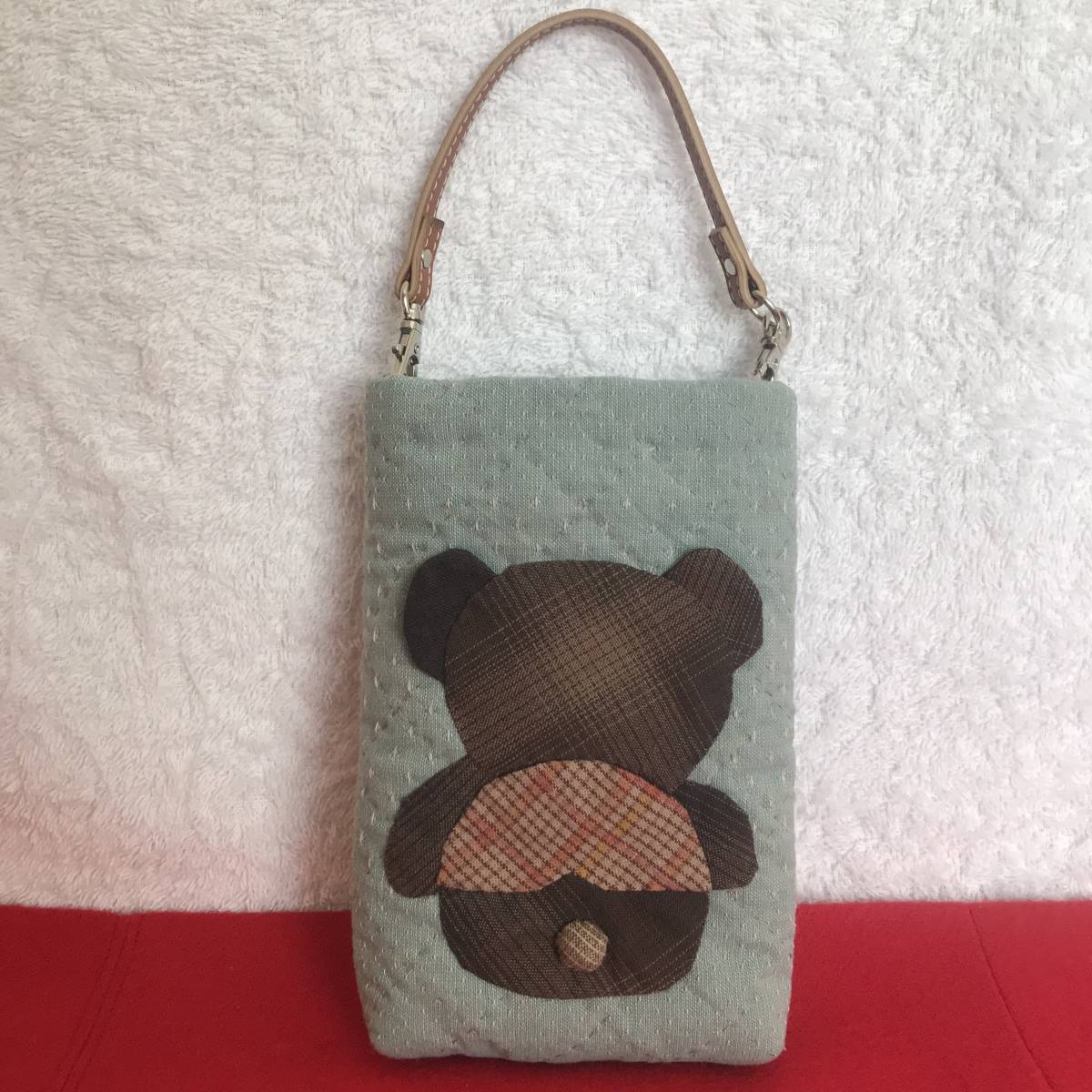 【値下げ 送料込み】 ハンドメイド クマさんのスマホケース ストラップ付き パッチワーク バッグインバッグ