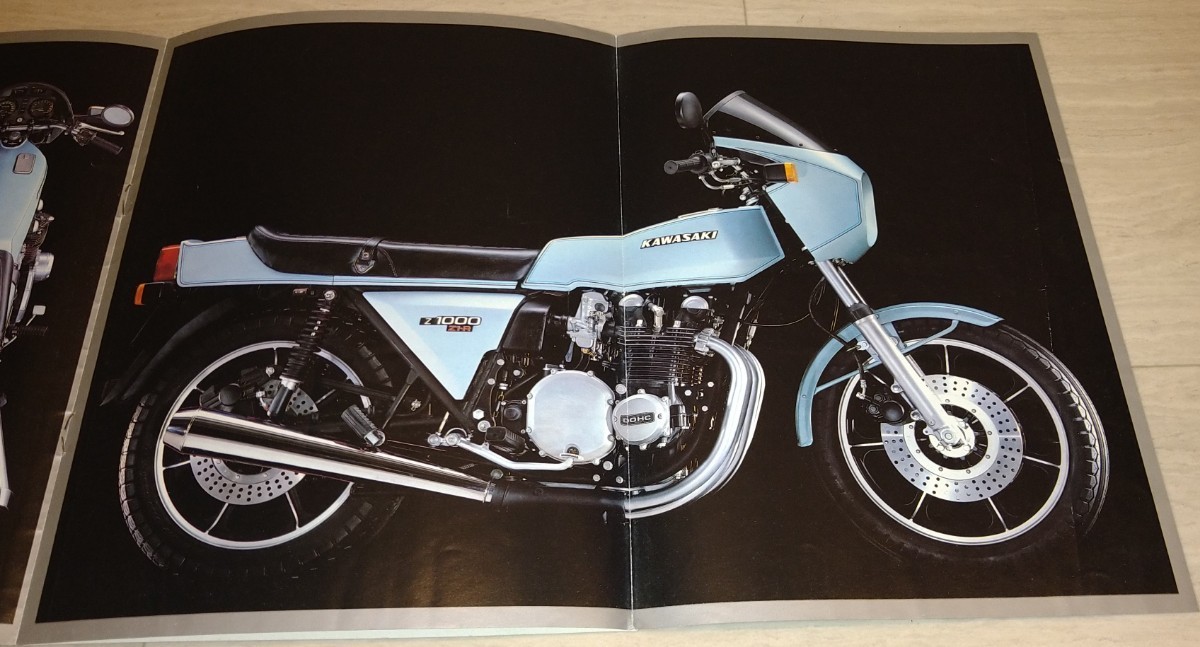 【1970年代後期製】カワサキ Z1-R 欧州市場 カタログ 旧車 絶版車 テイスト オブ ツクバ AMA スーパーバイク モリワキ ワイン ガードナー_右頁: 右側に斜めの折れ線あり