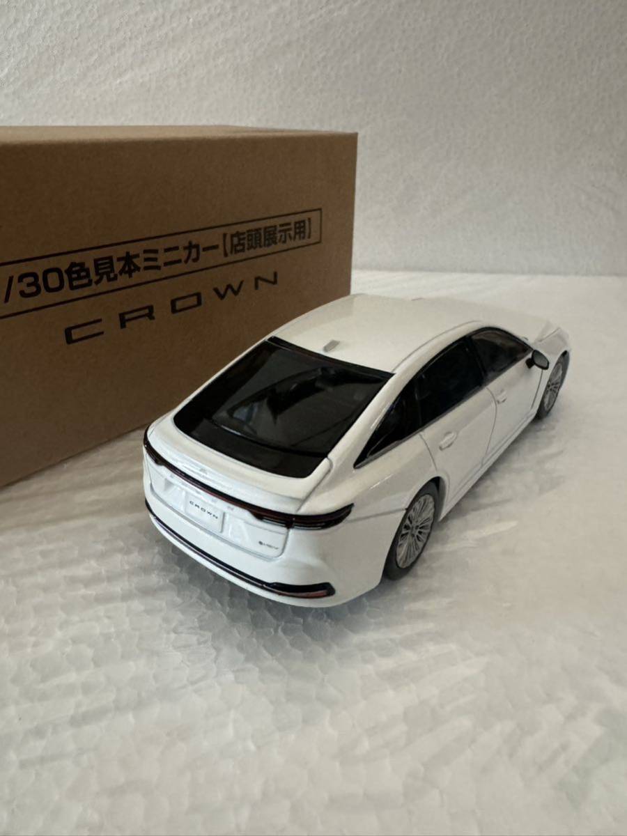 1/30 トヨタ 新型クラウンセダン HEV カラーサンプル ミニカー　プレシャスホワイトパール_画像2