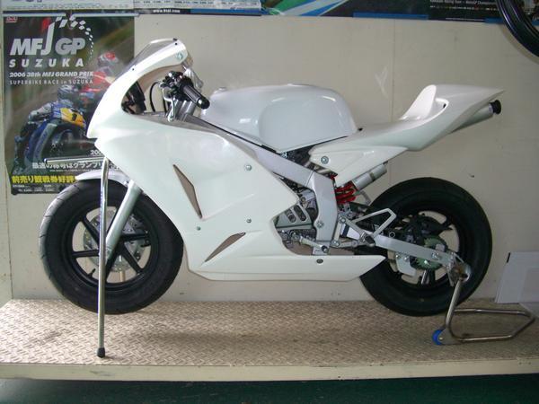 HONDA　APE50　 エイプ５０　　　リヤスタンド　　　カニフック（レッド）　　12インチ用 　BA00-046-01R　　　　HRC NSF100 NSR50mini_イメージ画像（使用例）