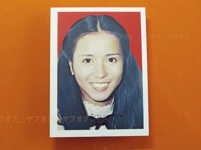 アイドル カード★南沙織_赤_on（天田製：1970年代_小型プロマイド_昭和レトロ駄菓子屋）_画像1