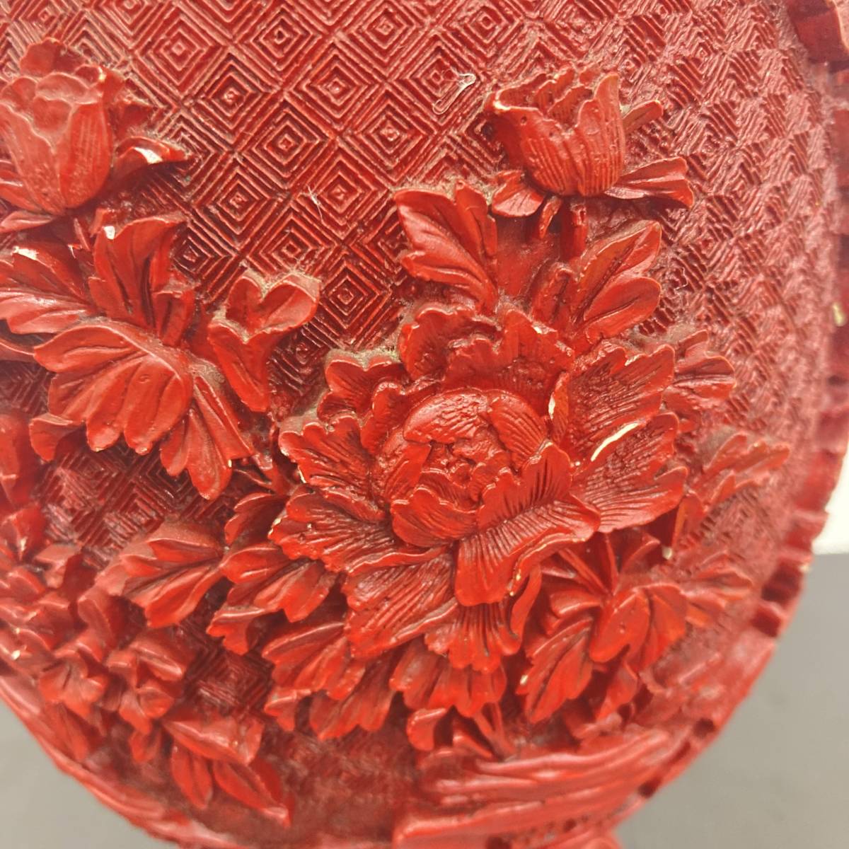 3587A 中国美術 古玩 堆朱花瓶 花器 花入 花器 飾壺 牡丹 菊 細密細工 古美術品 置物 花柄 堆朱 現状保管_画像10