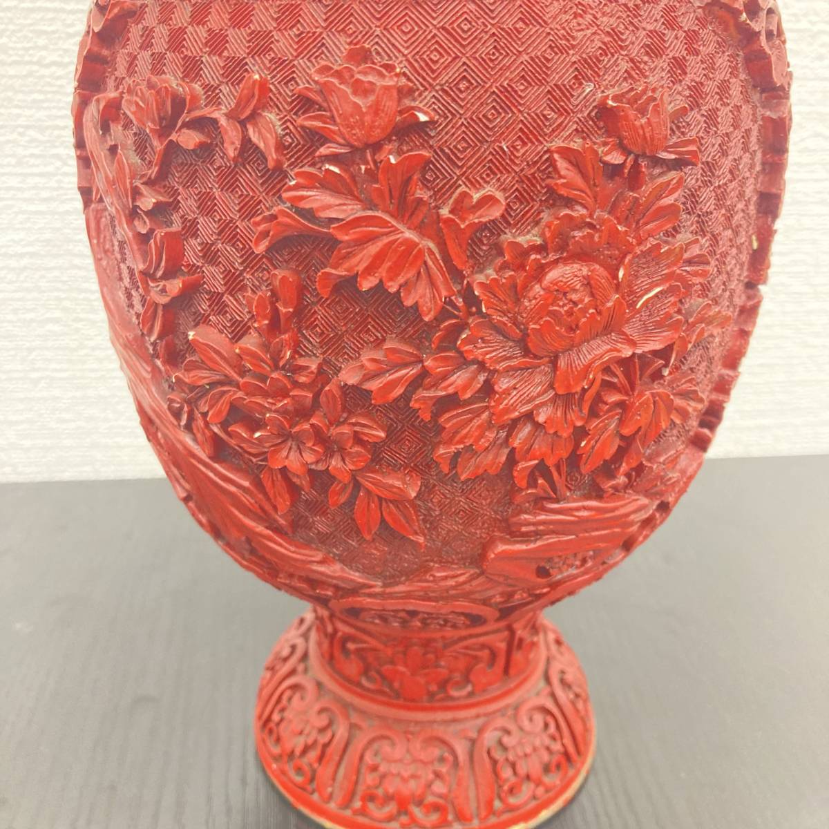 3587A 中国美術 古玩 堆朱花瓶 花器 花入 花器 飾壺 牡丹 菊 細密細工 古美術品 置物 花柄 堆朱 現状保管_画像9