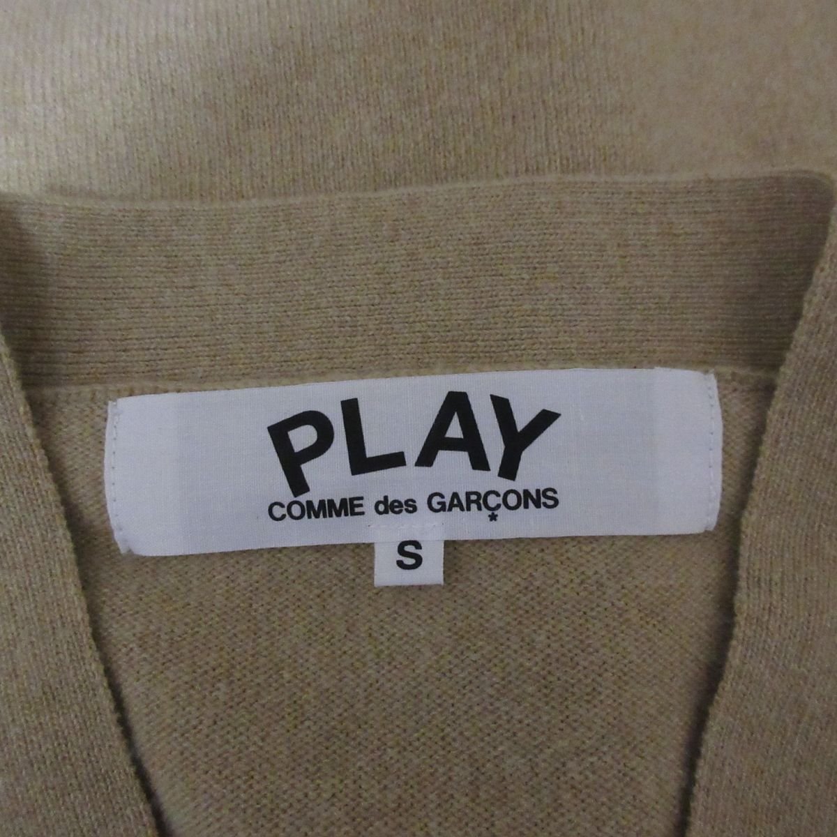 美品 20AW PLAY COMME des GARCONS プレイコムデギャルソン Vネック ハートワッペン 長袖 ニット カーディガン S ベージュ_画像3