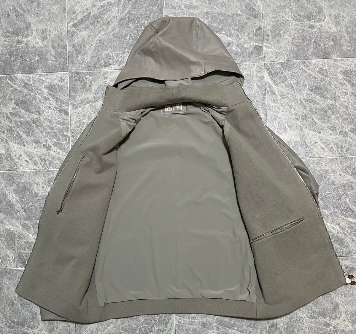 定価210万 HERMES 2023SS Hooded Leather Blouson エルメス 春夏 ラムスキン 羊革 レザーフードジャケット ブルゾン パーカー セリエボタン_画像5