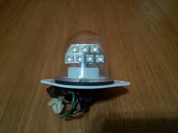 LEDナンバー灯球 6097タイプ専用 新旧ギガ・フォワード 高輝度LED 8.000mcd 7発使用 24V用 送料無料（定形外郵便）_取り付け状態。