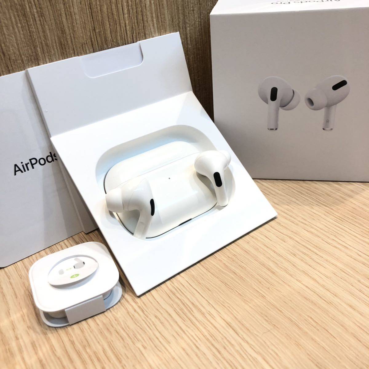 ★ 1円スタート!! ジャンク品 ★ AirPods Pro 第1世代 アップル エアーポッズ プロ MWP22J/A ワイヤレス Bluetooth 右耳ノイズ USB欠品 ★_画像1