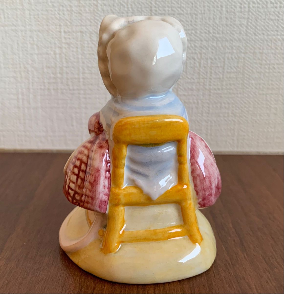 靴の中のおばあさん 編み物 フィギュリン ピーターラビット 置物 靴の中のおばあさん 編み物 フィギュリン ピーターラビット 置物