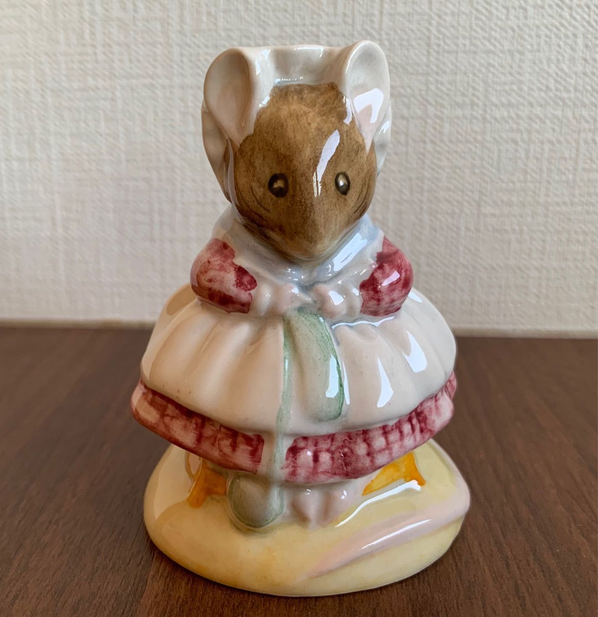 靴の中のおばあさん 編み物 フィギュリン ピーターラビット 置物 靴の中のおばあさん 編み物 フィギュリン ピーターラビット 置物