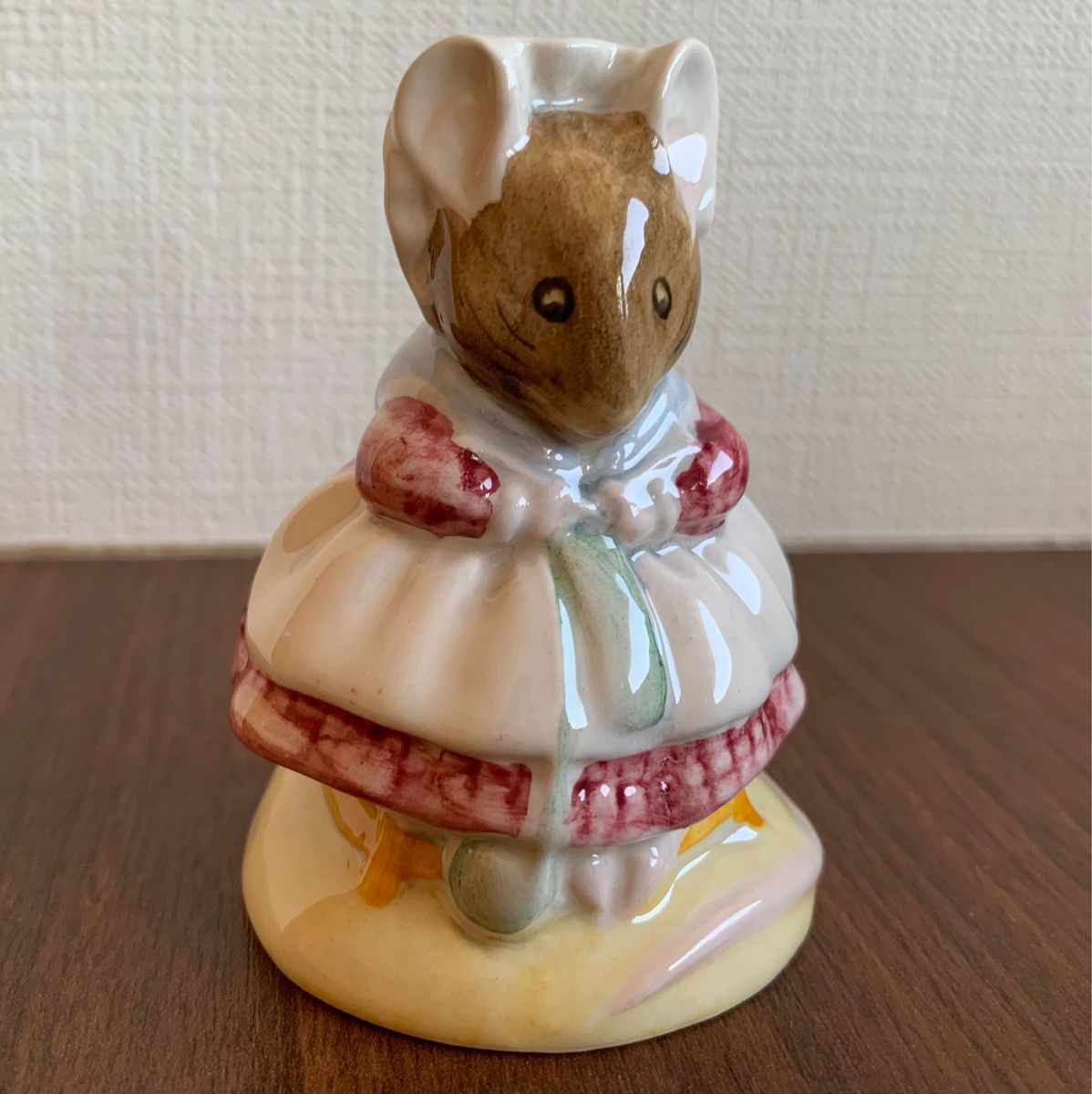 靴の中のおばあさん 編み物 フィギュリン ピーターラビット 置物 靴の中のおばあさん 編み物 フィギュリン ピーターラビット 置物