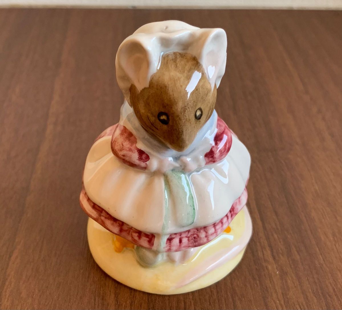靴の中のおばあさん 編み物 フィギュリン ピーターラビット 置物 靴の中のおばあさん 編み物 フィギュリン ピーターラビット 置物