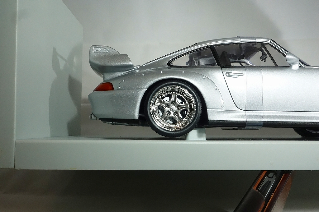 UTモデルズ製　1/18　ポルシェ911GT2　シルバー　（難有）_ホイールのメッキ及び塗装に剥離があります