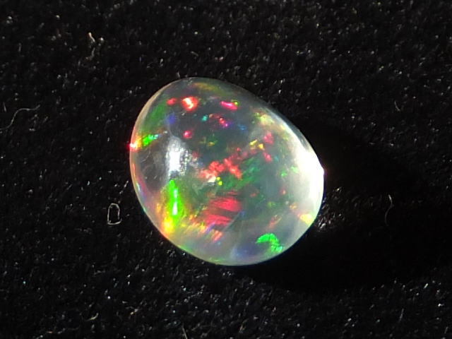 【24326】小粒でも綺麗な遊色を示す天然ウォーターオパールルース0.46ct　_太陽光下で撮影