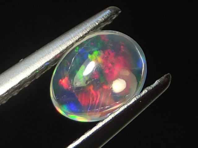 【24326】小粒でも綺麗な遊色を示す天然ウォーターオパールルース0.46ct　_LEDデスクライト下で撮影