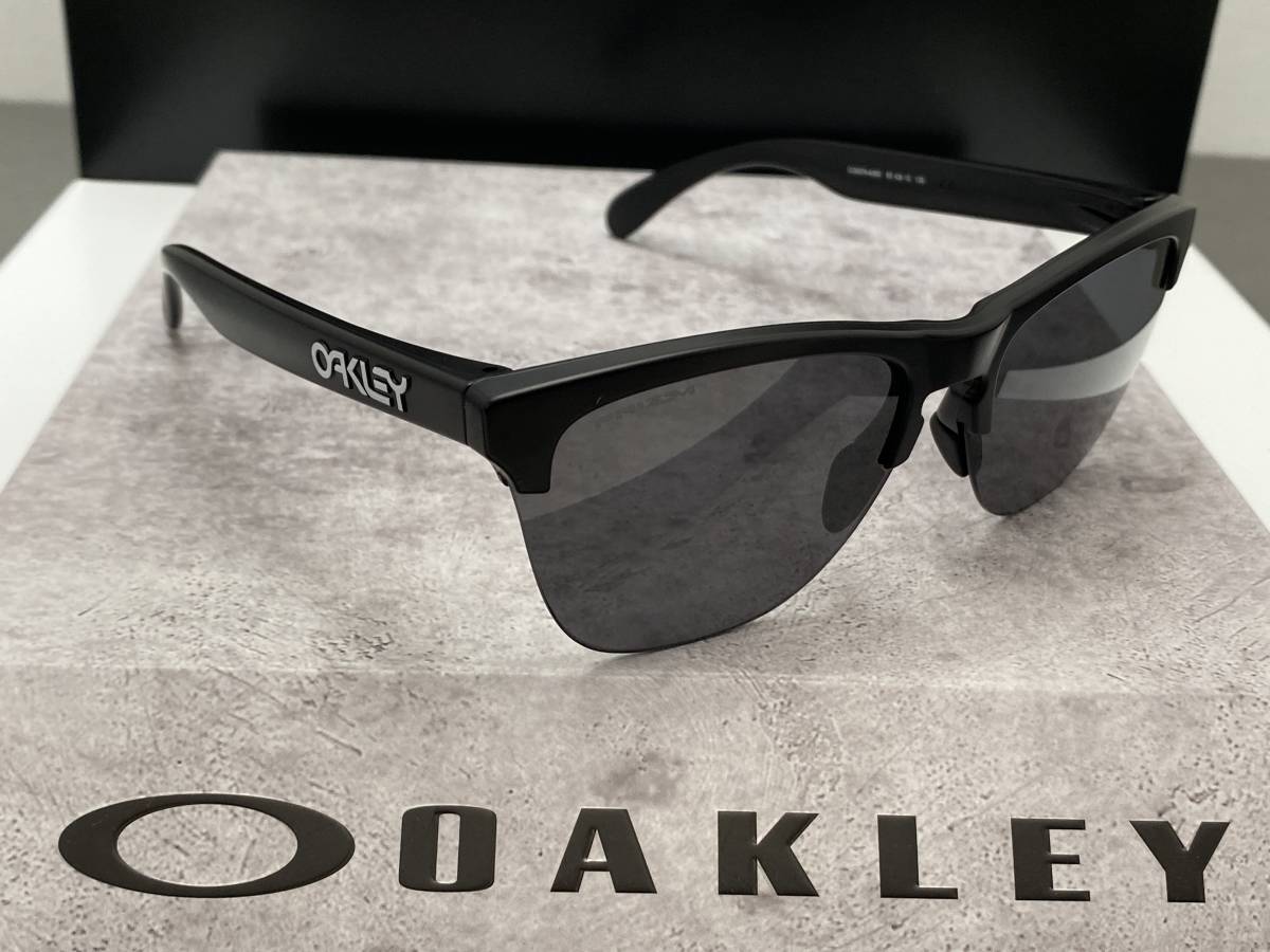 ケース付☆OAKLEYオークリー FROGSKINS LITEフロッグスキン ケース付☆OAKLEYオークリー FROGSKINS LITEフロッグスキン