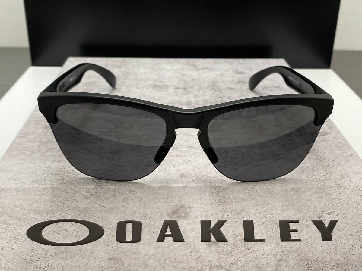 ケース付☆OAKLEYオークリー FROGSKINS LITEフロッグスキン ケース付☆OAKLEYオークリー FROGSKINS LITEフロッグスキン
