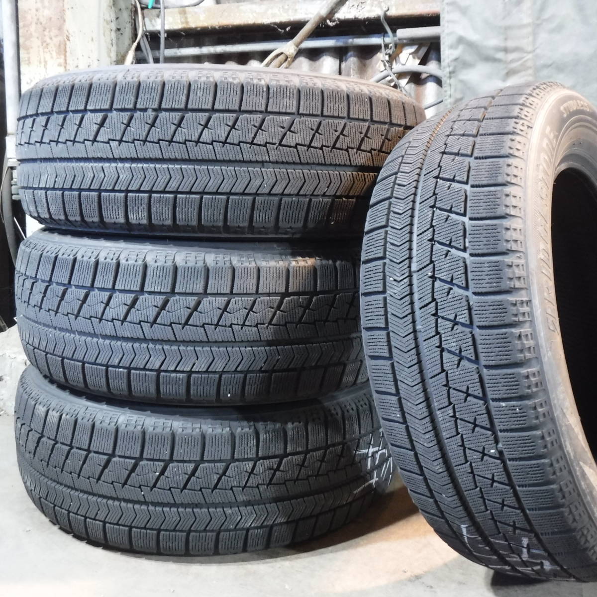 品質良し BLIZZAK ブリザック VRX 205/60R16 BRIDGESTONE(ブリヂストン) 愛知手渡し,交換可 個人宅配送不可 中古スタッドレス 795-86_画像1