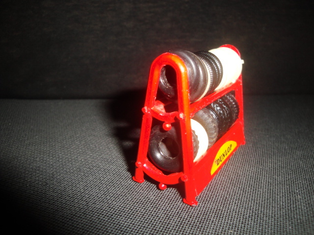 Dinky Tyre Rack （６０年代絶版品）ディンキー赤フレームのダンロップ・タイヤラック._画像4