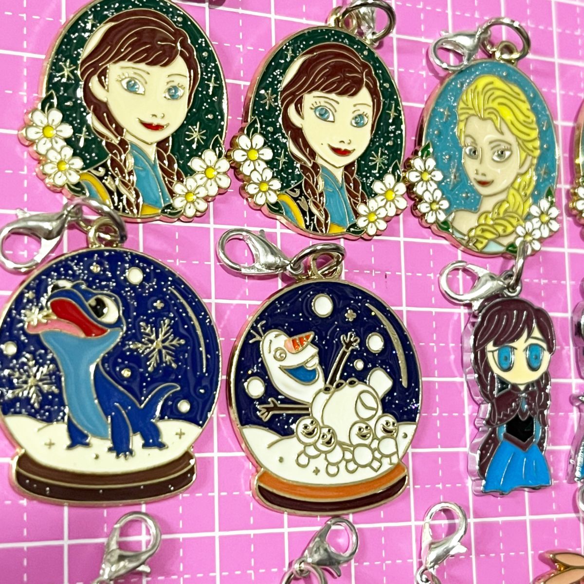 No.3554 チャームセット　カニカン付き　ハンドメイド　アナ雪　エルサ　アナ　うさぎ　ペンダントヘッド　ファスナーチャーム