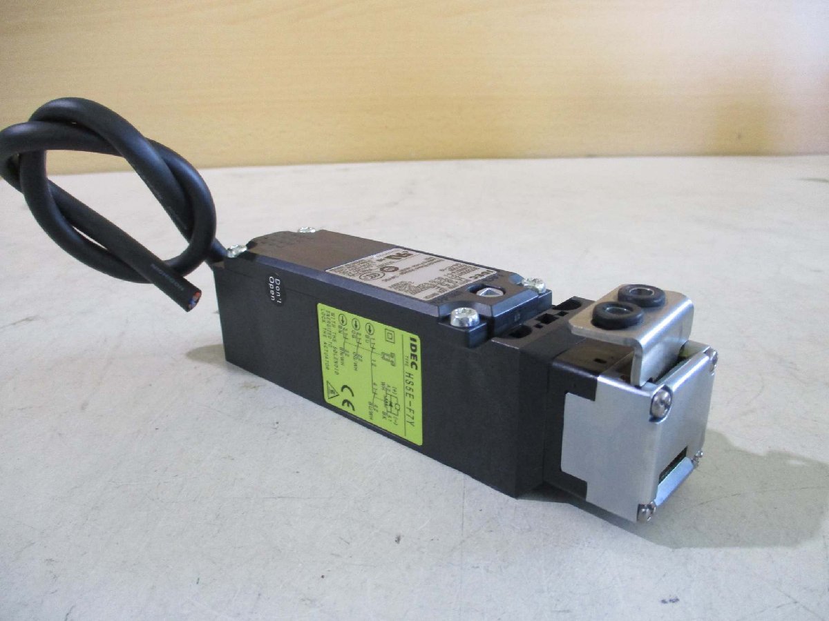 中古IDEC HS5E-F7Y ソレノイド付安全スイッチHS5E-F7Y AC-15 0.75A/250V DC-13 0.22A/125V 2.3A/30V(JBZR50111E051)_画像2