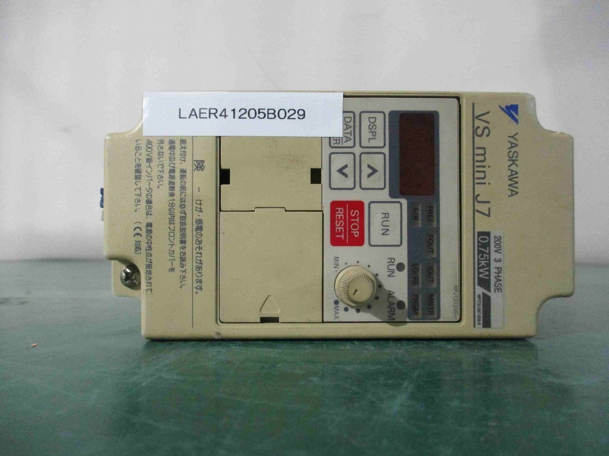 中古 YASKAWA Vs mini J7 CIMR-J7AA20P7 インバータ(LAER41205B029)_画像1