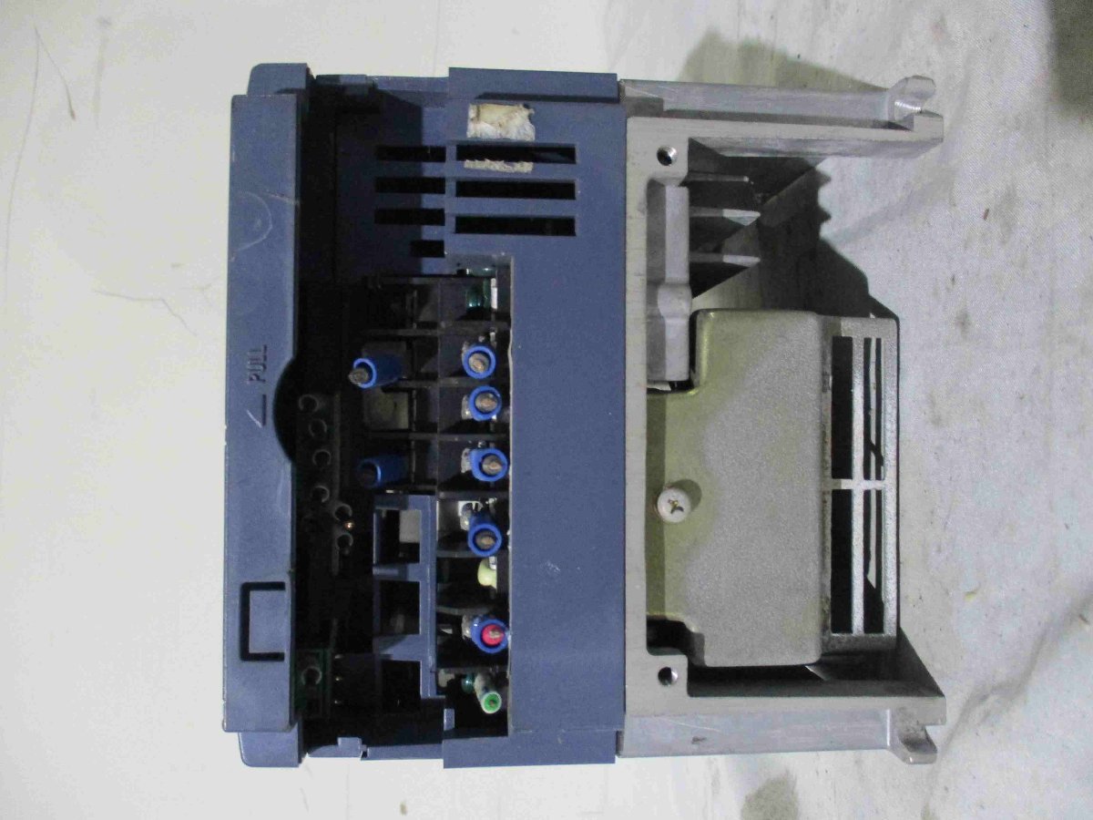 中古FUJI 富士電機 FRN2.2C1S-7J 2.2kW 200V-240V インバーター(LAFR41222D040)_画像4