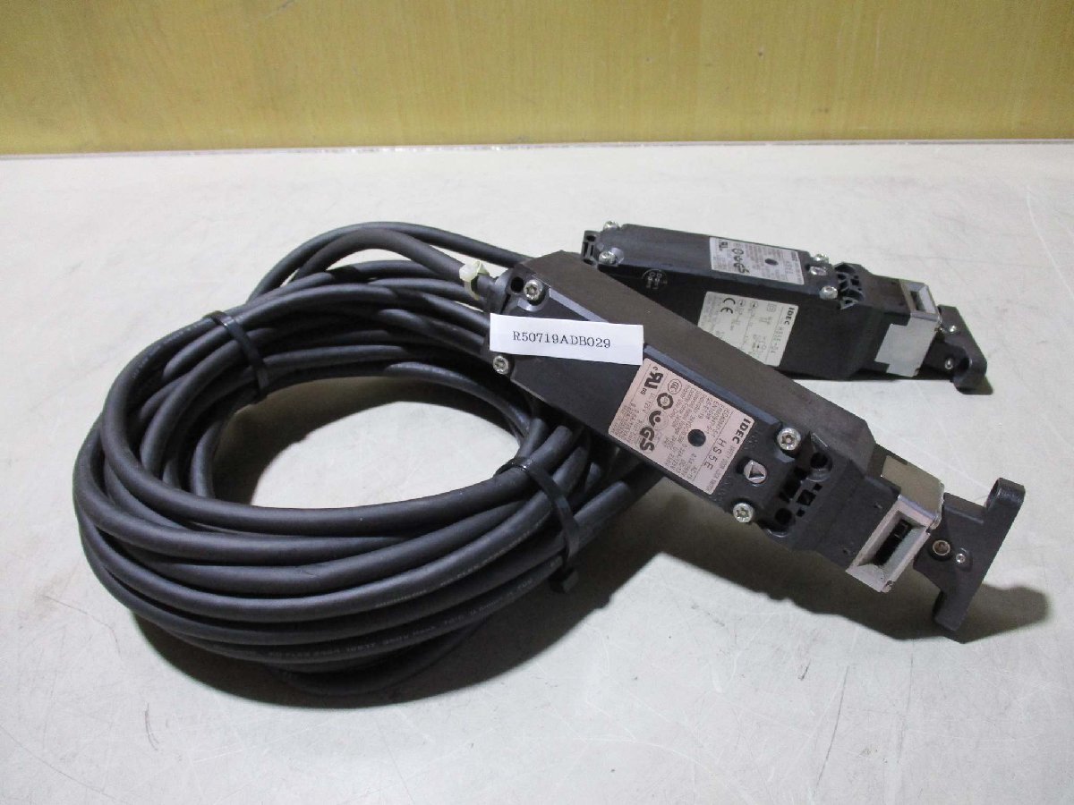 中古 IDEC SAFETY DOOR LOCK SWITCH HS5E-D4 ソレノイド付安全スイッチ 2個(R50719ADB029)_画像1