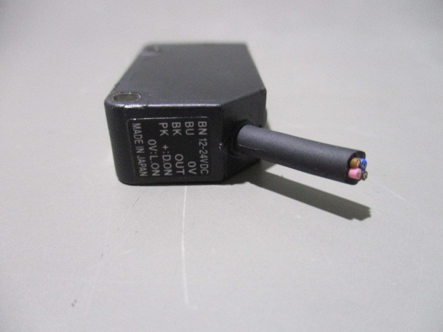 中古 KEYENCE PZ-V31P アンプ内蔵型光電センサ(AATR41011A092)_画像4