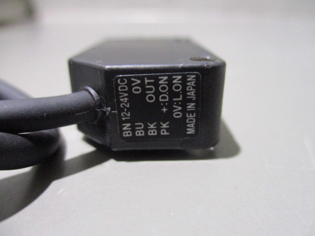 中古 KEYENCE PZ-V31P アンプ内蔵型光電センサ(AATR41011A094)_画像4