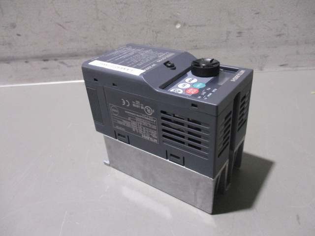 中古 MITSUBISHI FREQROL-D700 INVERTER FR-D720-0.4K インバータ 三相 200V(LAAR40727D003)_画像1